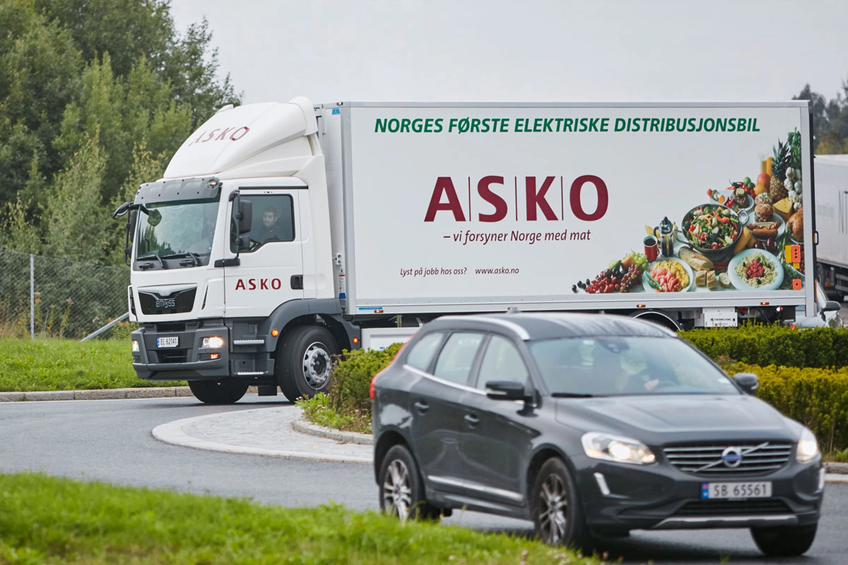 ASKO truck and a black vehicle