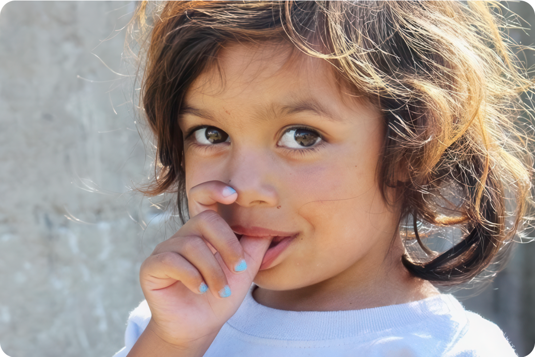 Barn ser på kamera.