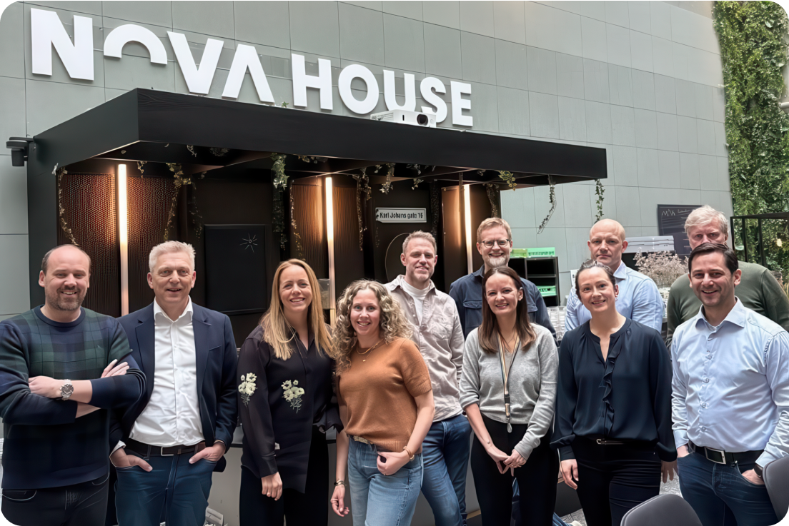 Ansatte og samarbeidspartnere foran NOVA House – samarbeid om å bygge Prosjekt Shelter for barna.