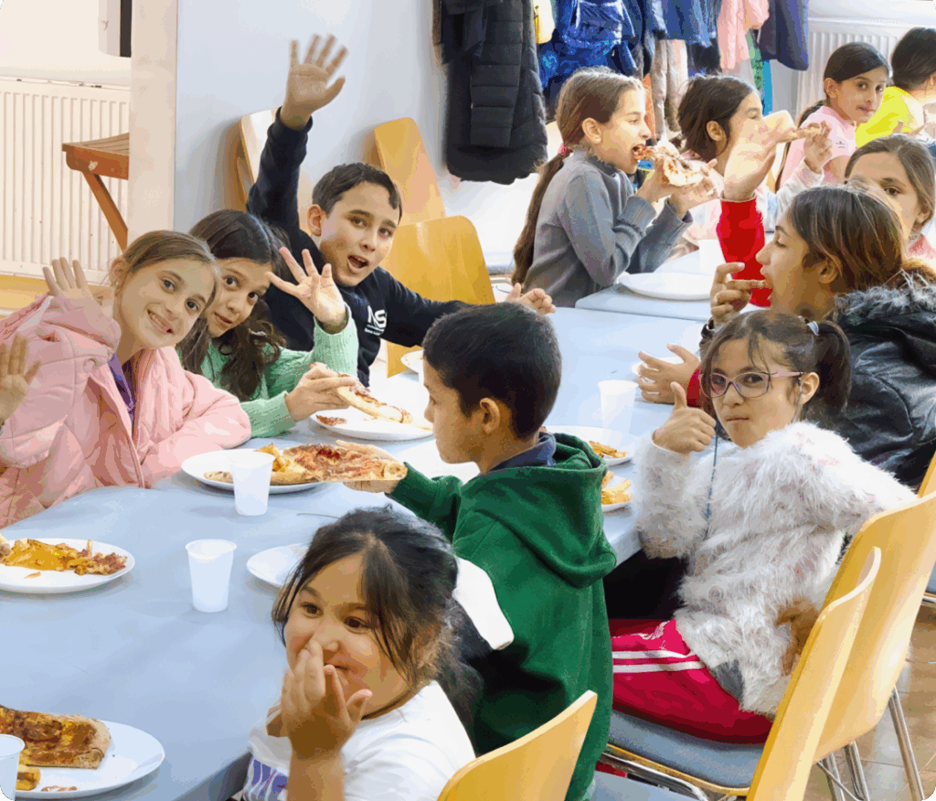 Barn sitter rundt et bord.